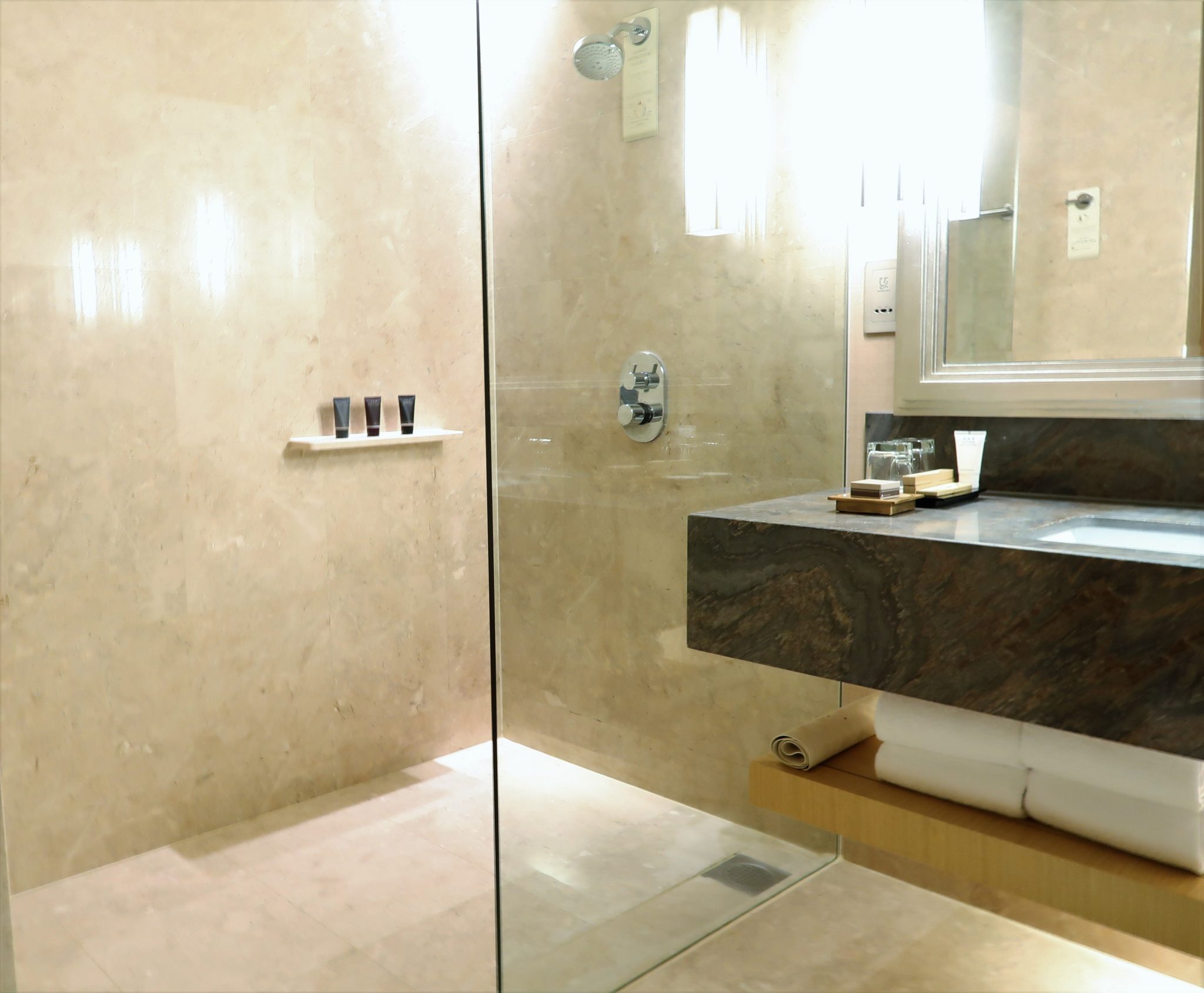 Marina Sands Bay Hotel Shower