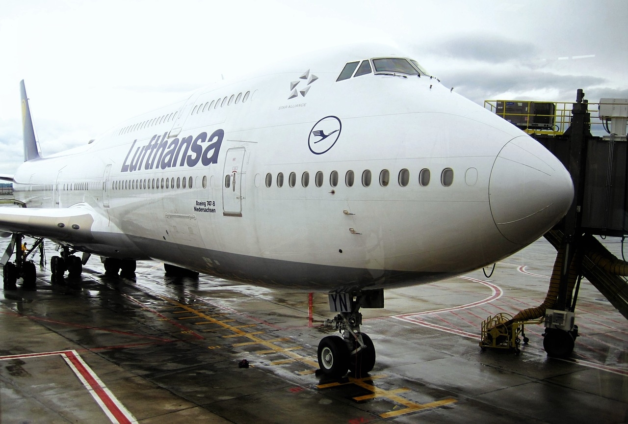 Lufthansa docked-jumbo-jet-1573631_1280