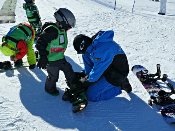 Mammoth Mountain snowboard lessons putting on snowboard 2000px