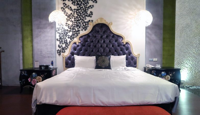 Taiwan Love Motel. King Size Bed - Mulan Love Hotel