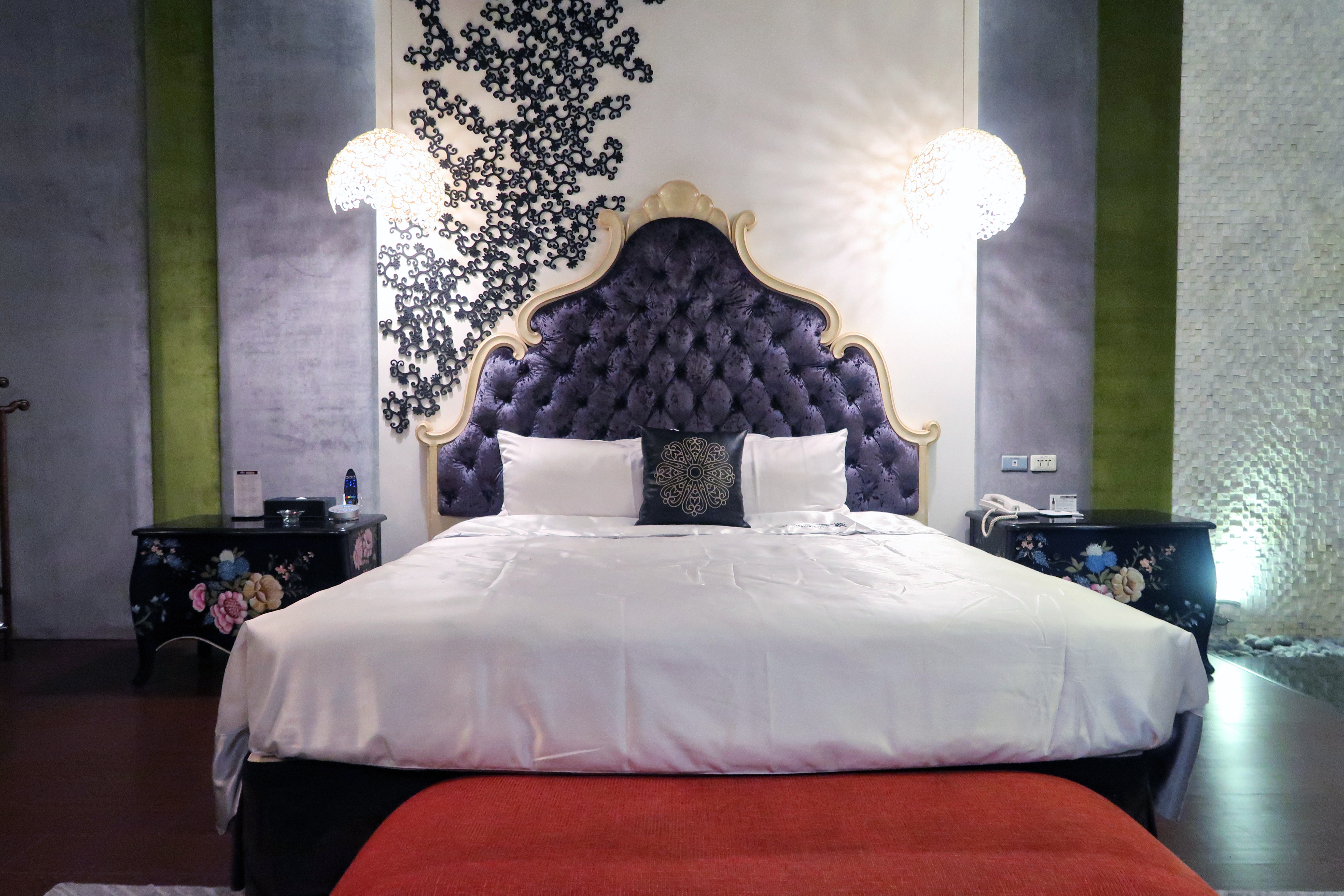 King Size Bed - Mulan Love Hotel
