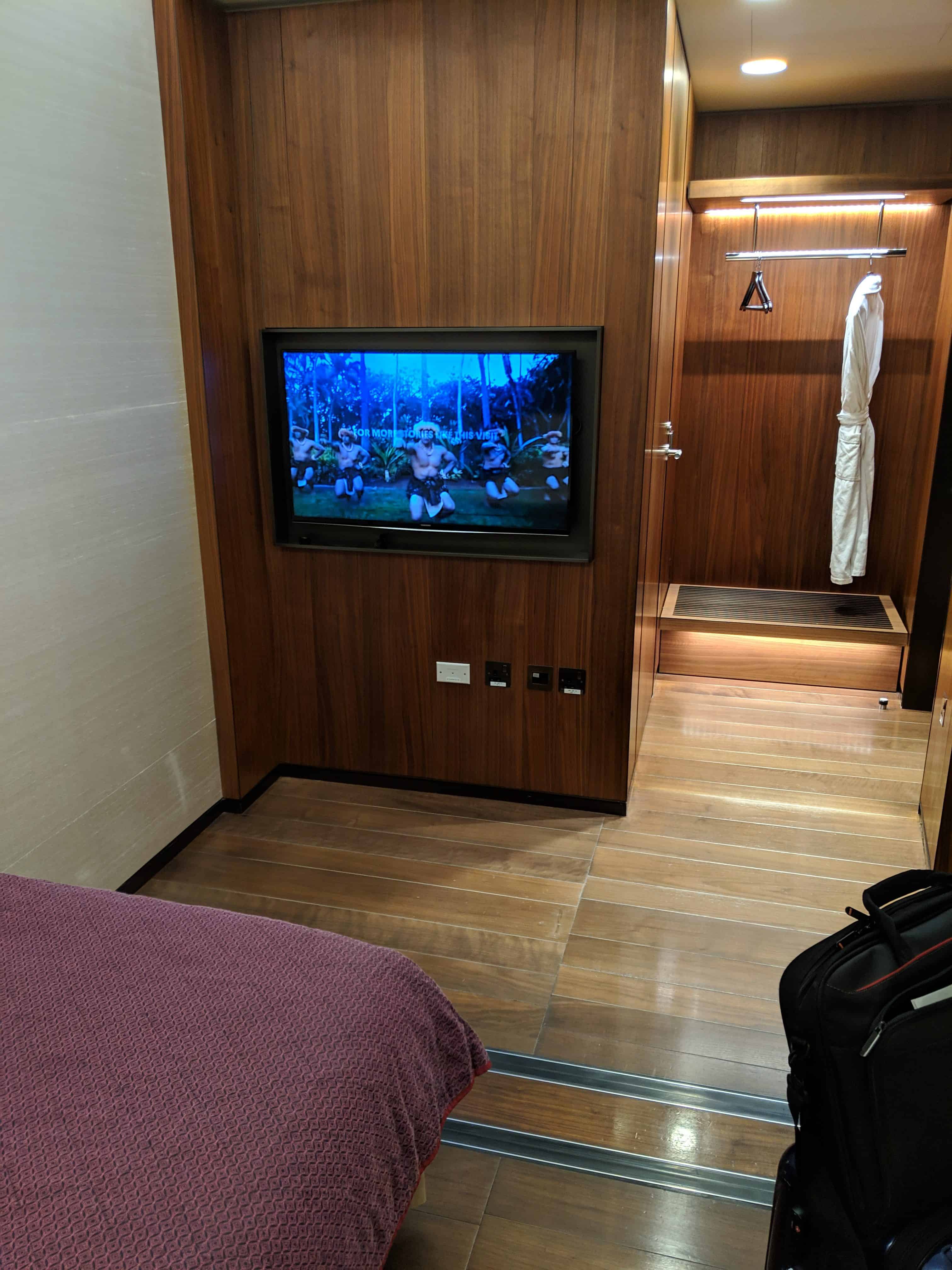Al Safwa First Class Lounge review private suite TV