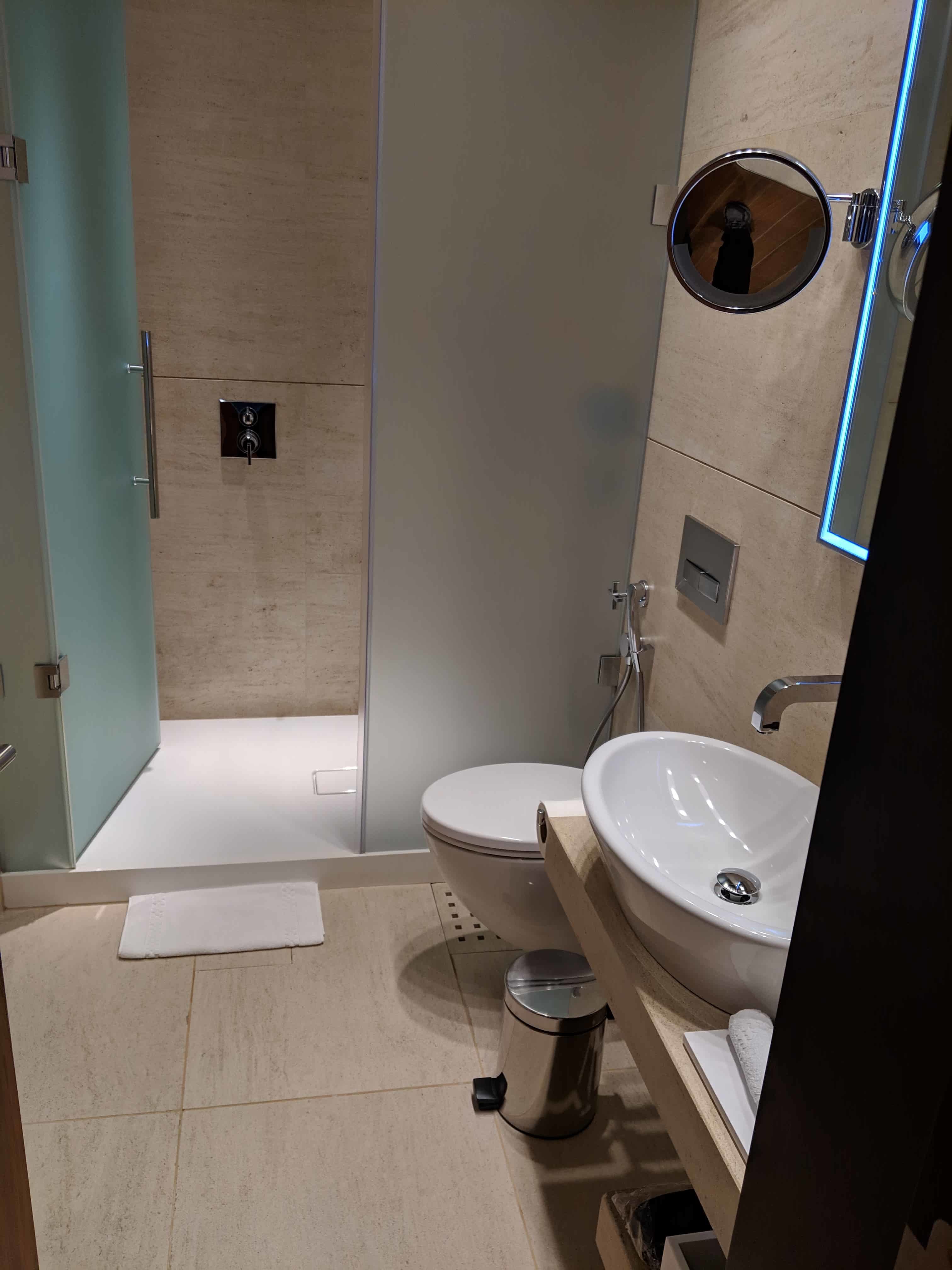 Al Safwa First Class Lounge review Private suite bathroom