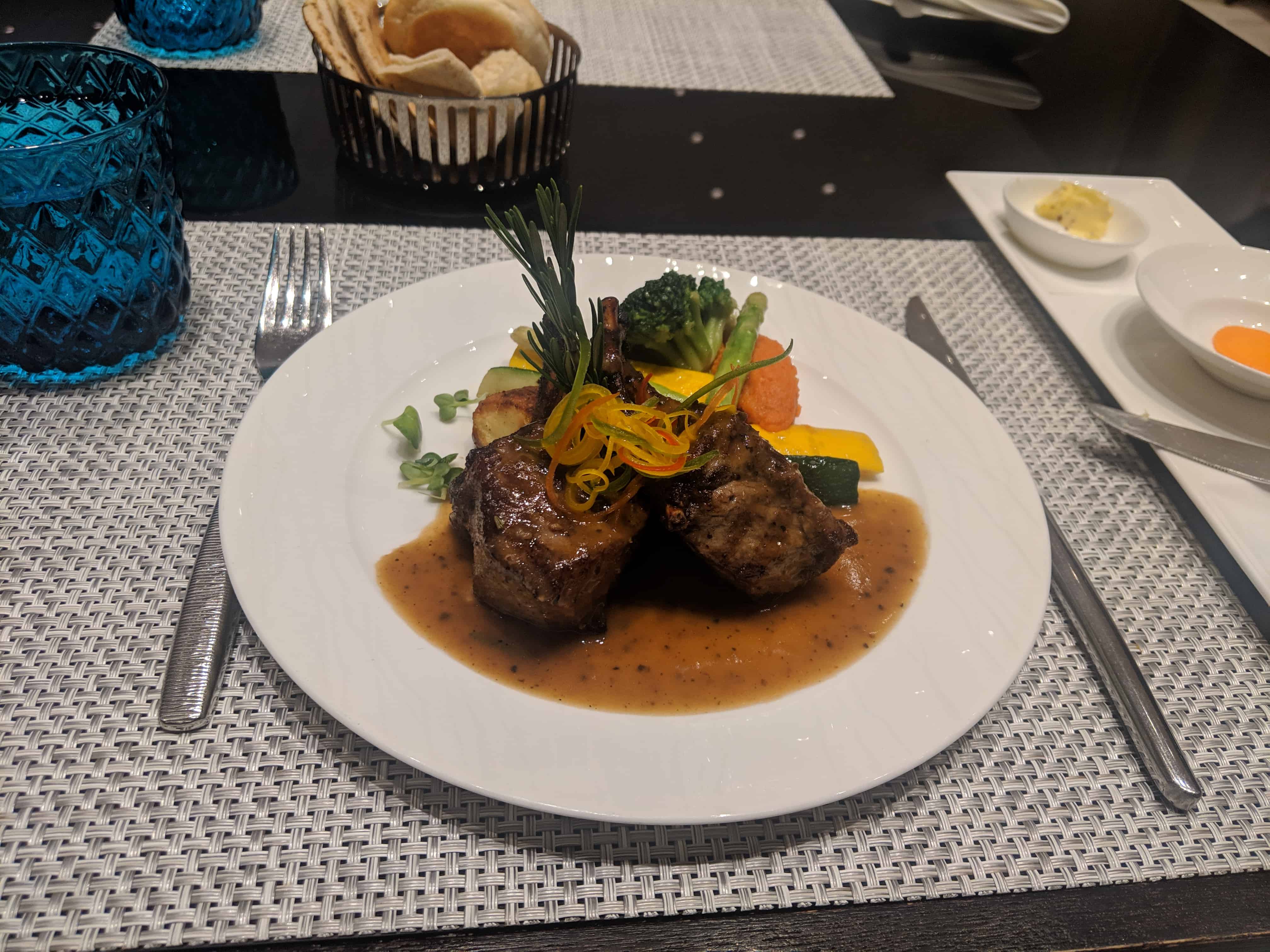 Al Safwa First Class Lounge review entree