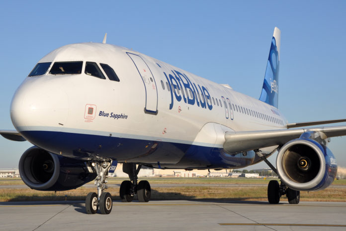 JetBlue Airbus A320 no chão azul safira
