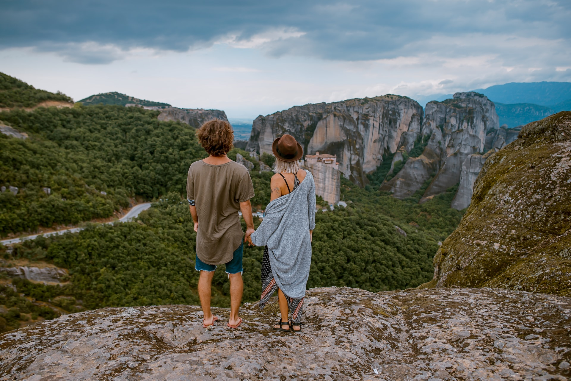 Surprise trip for your spouse overlooking a mountain valley toa-heftiba-i3x7NdbVqOI-unsplash