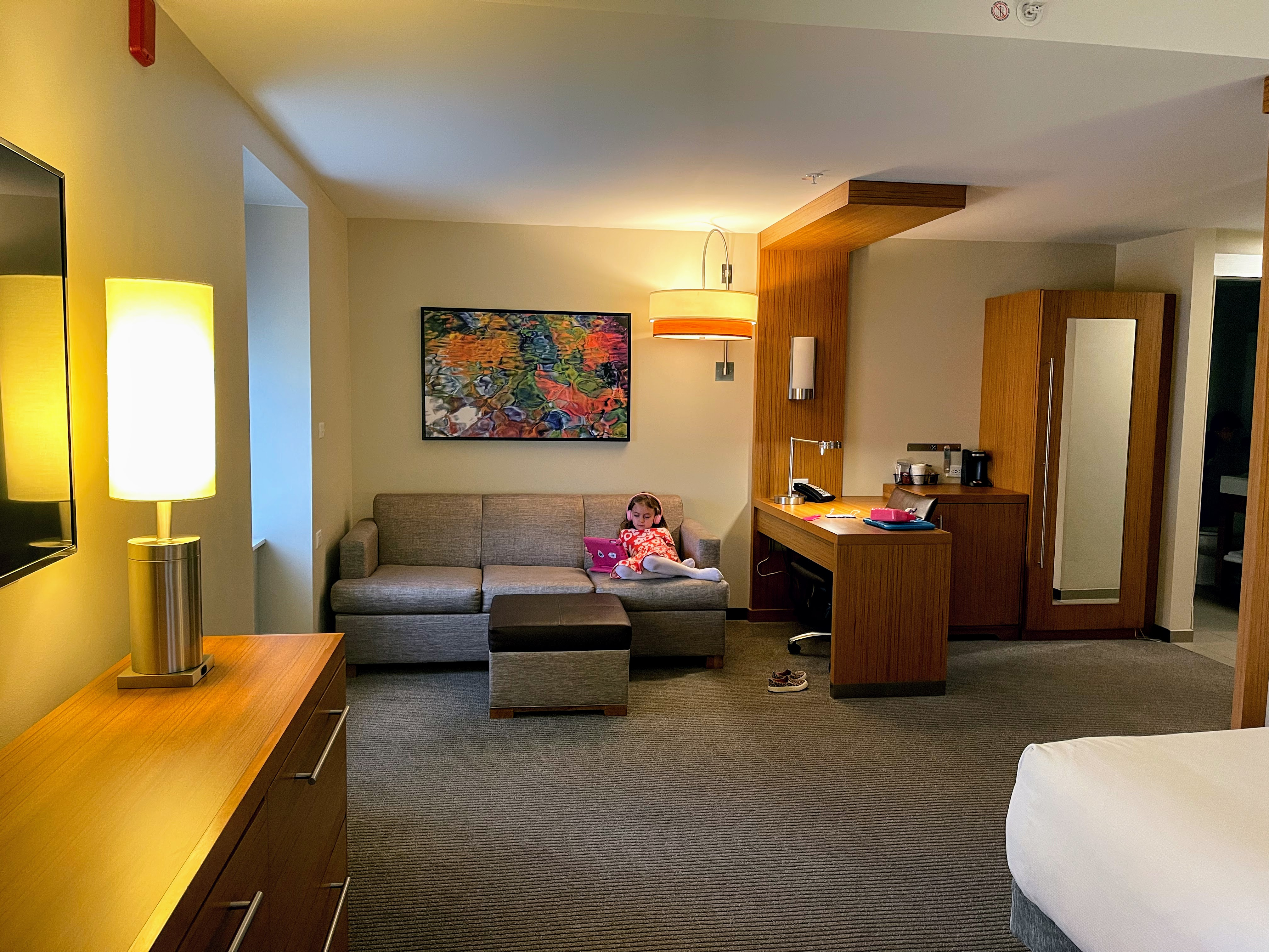 Hyatt Place Knoxville Two Queens room couch and desk