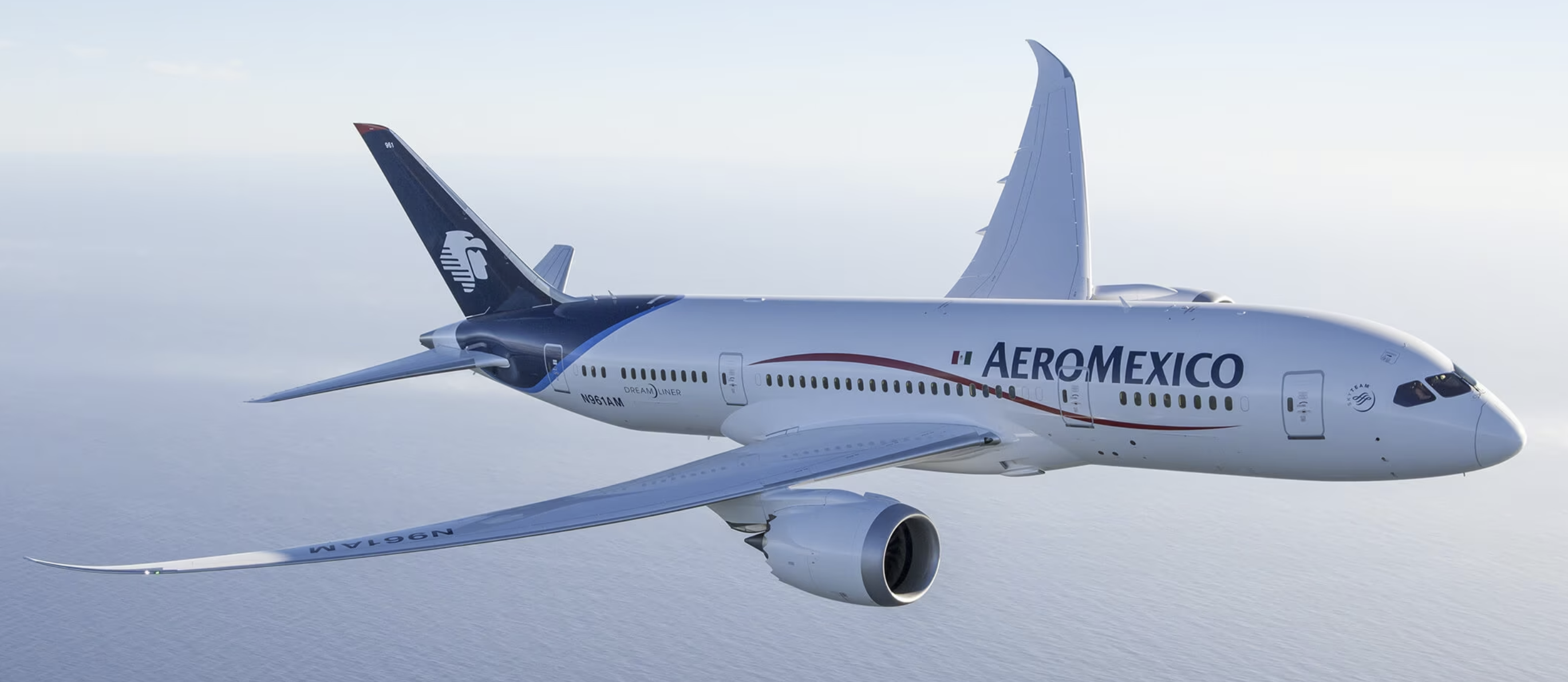 AeroMexico plane flying