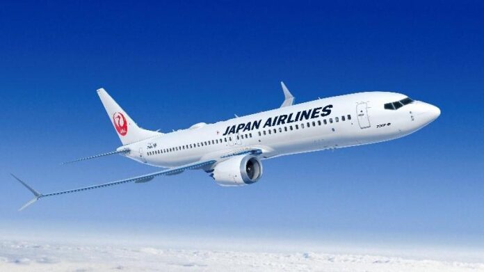 Japan Airlines 737-8