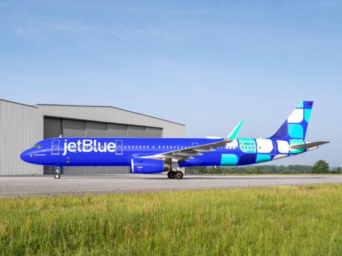 JetBlue A321 with Mint livery.