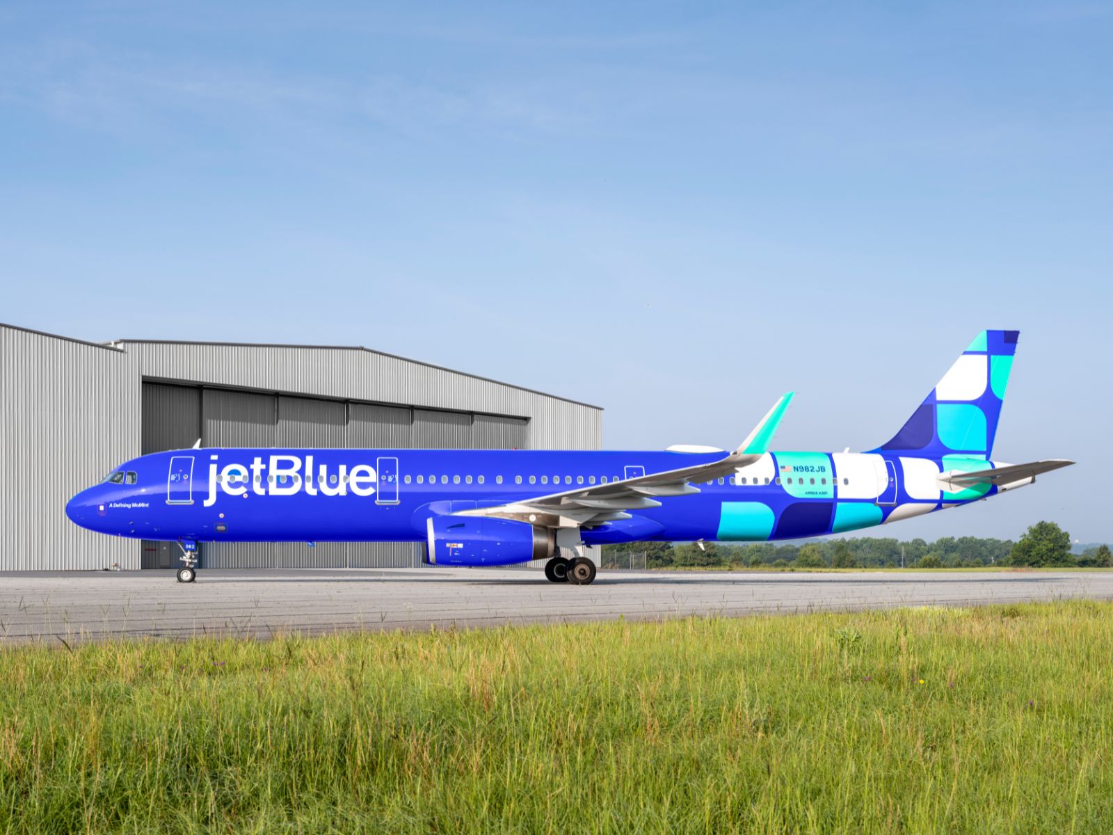 JetBlue A321 with Mint livery.